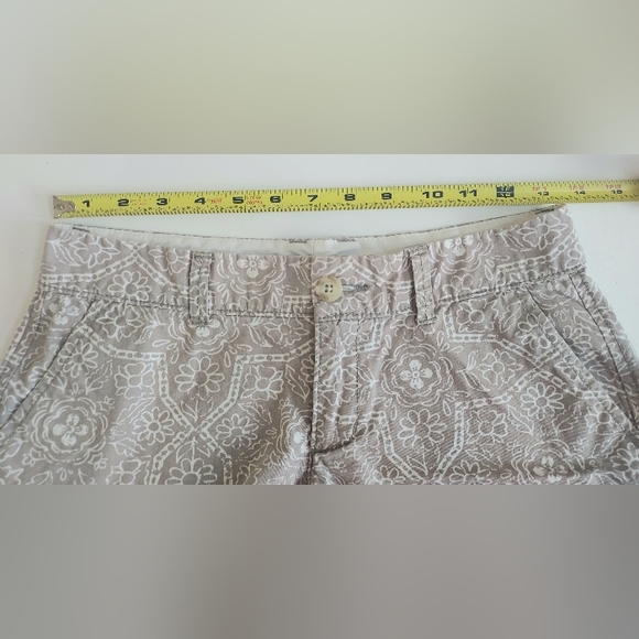 Ladies 0 Old Navy Khaki Tan & WHite Floral Print 4 Pocket Chino Shorts 3" Inseam - Picture 5 of 6